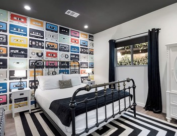 Vibey 2BDR in Prime Hollywood | Steps to Attractions | Rock n Roll by AvantStay 3