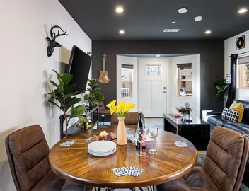 Vibey 2BDR in Prime Hollywood | Steps to Attractions | Rock n Roll by AvantStay 4