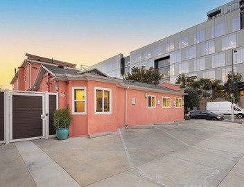 Vibey 2BDR in Prime Hollywood | Steps to Attractions | Rock n Roll by AvantStay 5