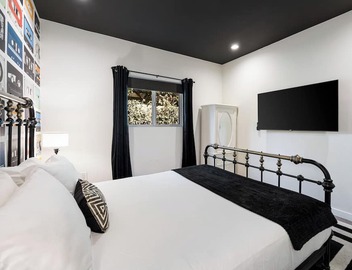 Vibey 2BDR in Prime Hollywood | Steps to Attractions | Rock n Roll by AvantStay 5