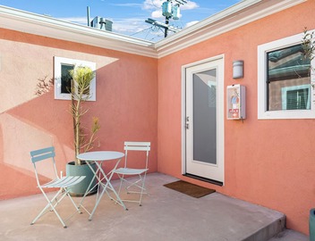 Vibey 2BDR in Prime Hollywood | Steps to Attractions | Rock n Roll by AvantStay 4