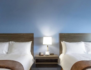 Cozy 2 queen hotel in delightful Huntersville up to 4 people 2