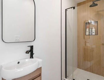 Ocean Views! 3 Mins Walk to Strand&Beach + Parking 5