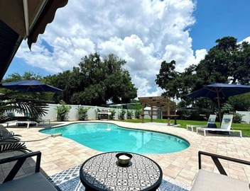 Modern Boho- 4/3-King Beds/Pool! Pet friendly! 4