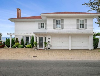 Coastal Charm: Lobster Châto 3