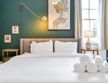 Chic Magazine St. Apt | King Bed, Balcony, Parking 2