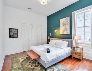 Chic Magazine St. Apt | King Bed, Balcony, Parking 4