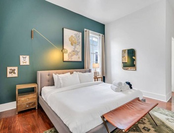 Chic Magazine St. Apt | King Bed, Balcony, Parking 3