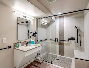 Relax in luxury at Sedona Trailhead Suites A, a cozy 1-bedroom condo with stunning red rock views. 3