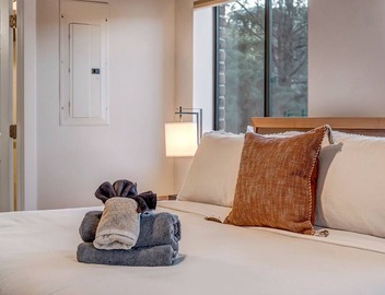 Relax in luxury at Sedona Trailhead Suites A, a cozy 1-bedroom condo with stunning red rock views. 3