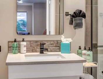 Relax in luxury at Sedona Trailhead Suites A, a cozy 1-bedroom condo with stunning red rock views. 4