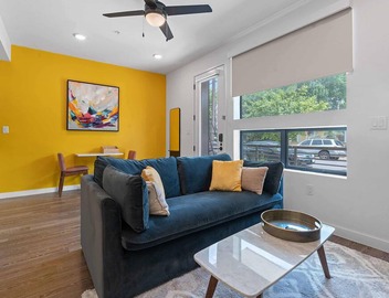 Cozy DT ATX Studio | Mins to Rainey St | Patio 4