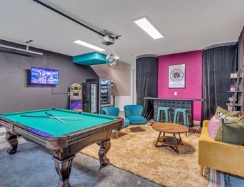 Bachelorette Escape near DT | Game Room + Hot Tub 2