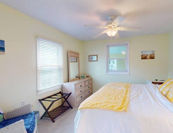 Adorable Beach Cottage,1 Block from Beach + Kure Beach Pier, Dog Friendly with Fence 2