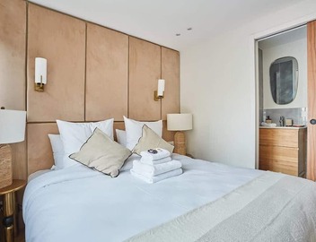 Apartment in the Center of Paris 4