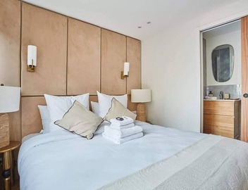 Apartment in the Center of Paris 4