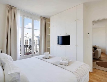 An Elegant 1-BR in St-Michel Notre-Dame 2