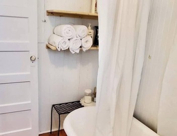 *Charming high-ceiling Home in South Van w/YARD! 3