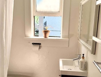 *Charming high-ceiling Home in South Van w/YARD! 5