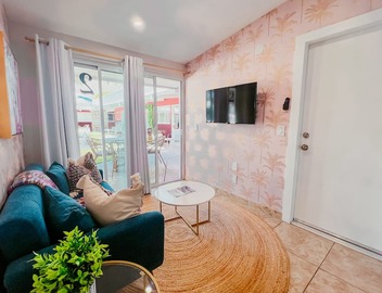 The Edie Suite · Palm Springs Pool & Hot Tub 2