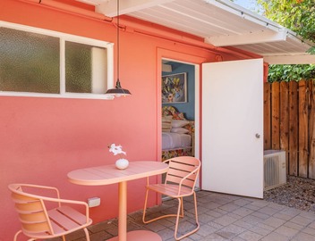 Brigitte Suite · Dog-Friendly Yard, Palm Springs 2