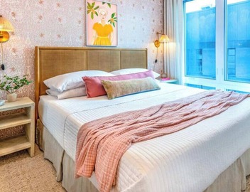 Lux. Dolly’s Dream! Lux Home on Main St! 11 beds! 4