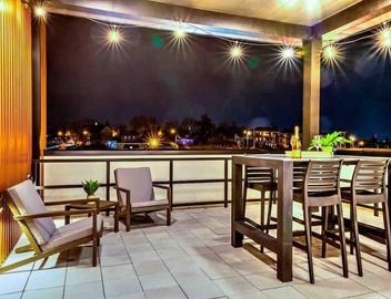 Lux. Dolly’s Dream! Lux Home on Main St! 11 beds! 4
