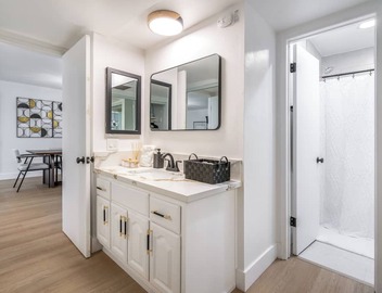 King Bed/Tennis Court/Fast Internet - Entire Condo 2