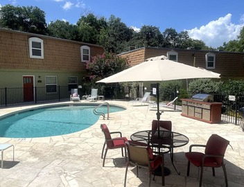 Travis Heights Oasis! 3