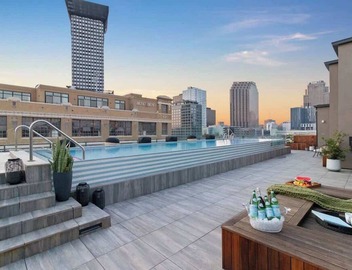 Modern Comfort–Pool Gym Luggage Lockers Hotel 5