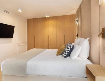 A Splendid 2-BR/2BA with Services in Opéra 4