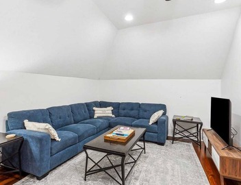 Prime Location and Luxury | 3br Streetcar + Dining 3