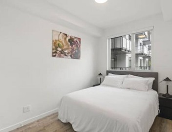 Modern Central 1BR condo, Surrey 3