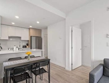 Modern Central 1BR condo, Surrey 4