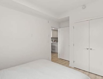 Modern Central 1BR condo, Surrey 5