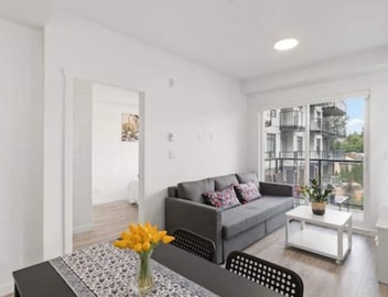 Modern Central 1BR condo, Surrey 5