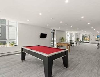 Modern Central 1BR condo, Surrey 2