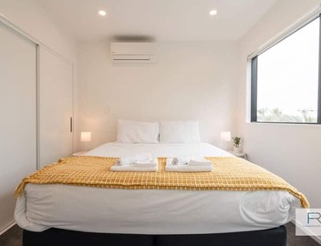 Premier Epsom Townhouse|by Furnished Rentals 3