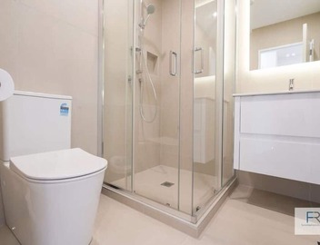 Premier Epsom Townhouse|by Furnished Rentals 2