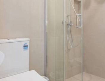 Premier Epsom Townhouse|by Furnished Rentals 4