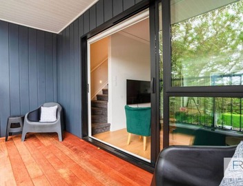Premier Epsom Townhouse|by Furnished Rentals 5