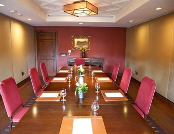 Majestic Stay Offering Intimate Poolside Bar Ambiance in the Heart of Hollywood 3