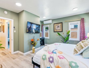 Detached house 2 Bedroom 1 Bathroom Prime & Private location King Bed! 1109 4