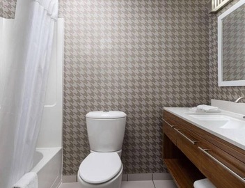2 Queen Studio: Gym & Pool Access | 3 mi to Airport | 1mi to Shopping & Events 2