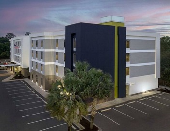 2 Queen Studio: Gym & Pool Access | 3 mi to Airport | 1mi to Shopping & Events 5