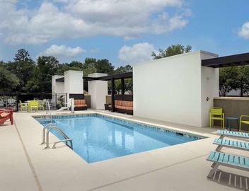 2 Queen Studio: Gym & Pool Access | 3 mi to Airport | 1mi to Shopping & Events 3