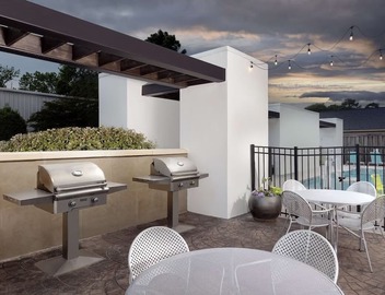 2 Queen Studio: Gym & Pool Access | 3 mi to Airport | 1mi to Shopping & Events 2