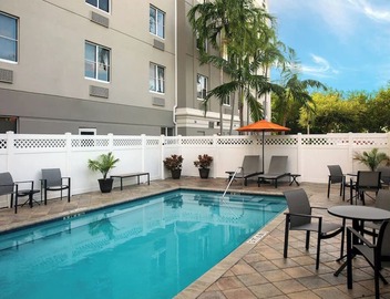 3 Relaxing Units Minutes to Dania Beach. Onsite Parking, Shuttle Service, Pool! 4