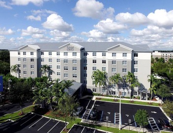 3 Relaxing Units Minutes to Dania Beach. Onsite Parking, Shuttle Service, Pool! 4