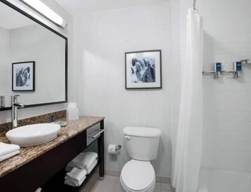 3 Relaxing Units Minutes to Dania Beach. Onsite Parking, Shuttle Service, Pool! 3